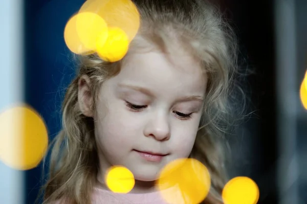 Retrato de una chica en las luces de Navidad. Gran retrato de Año Nuevo de una niña —  Fotos de Stock