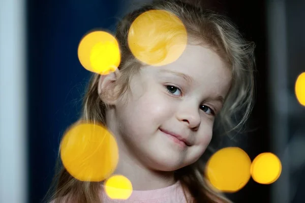 Portret van een meisje in het kerstlicht. Groot Nieuwjaarsportret van een meisje — Stockfoto