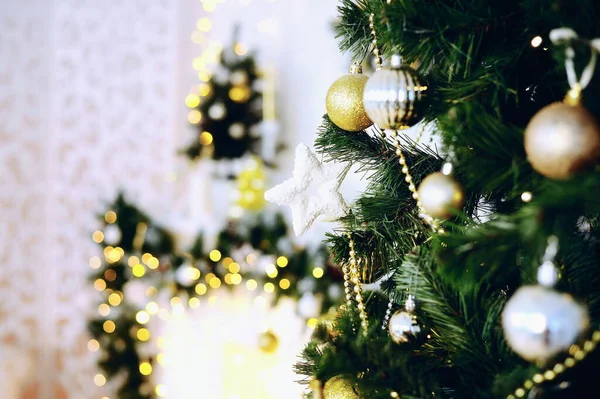 Новогодний декор, елка украшена — стоковое фото