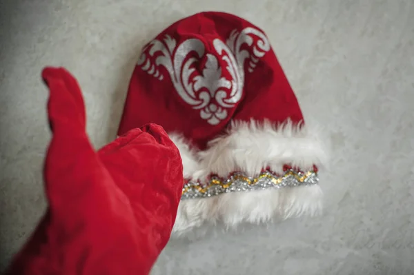 Hafif arka planda Noel Baba 'nın eldiveni ve şapkası — Stok fotoğraf