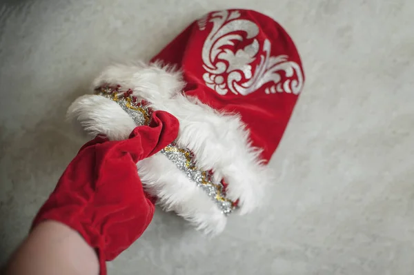 Hafif arka planda Noel Baba 'nın eldiveni ve şapkası — Stok fotoğraf