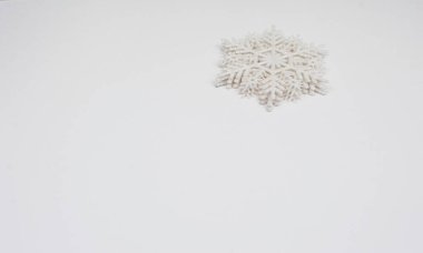 Noel oyuncakları - beyaz arka planda kar taneleri