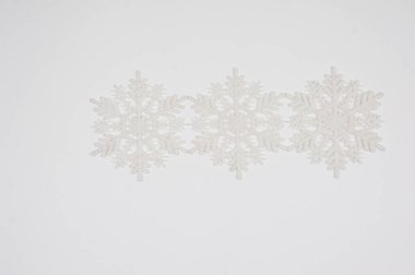 Noel oyuncakları - beyaz arka planda kar taneleri