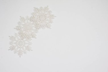 Noel oyuncakları - beyaz arka planda kar taneleri