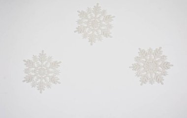 Noel oyuncakları - beyaz arka planda kar taneleri