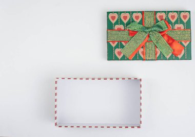 Beyaz arkaplanda hediye kutusunu aç