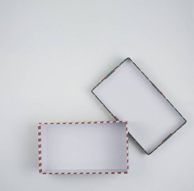 Beyaz arkaplanda hediye kutusunu aç