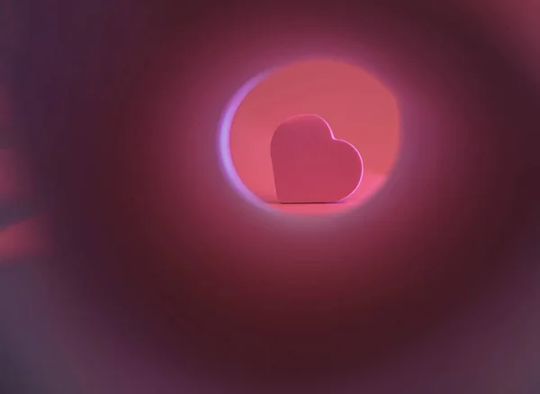 Rotes Herz auf rotem Hintergrund mit Lichteffekten — Stockfoto