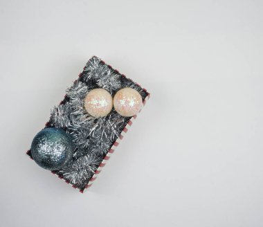 Noel ağacı için beyaz arka planda Noel süslemeleri olan kutu