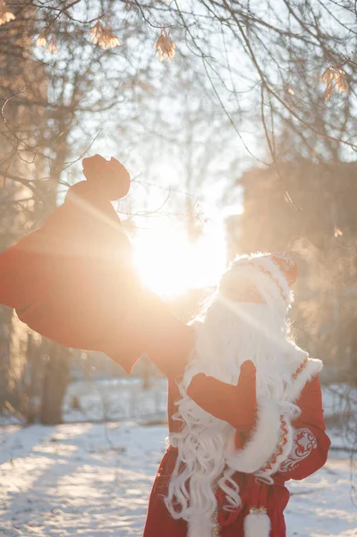 Noel Baba Kışın Güneşli Bir Günde Dışarıda Yüksek Kalite Fotoğraf — Stok fotoğraf