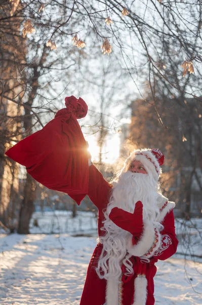 Noel Baba kışın açık havada güneşli bir günde — Stok fotoğraf