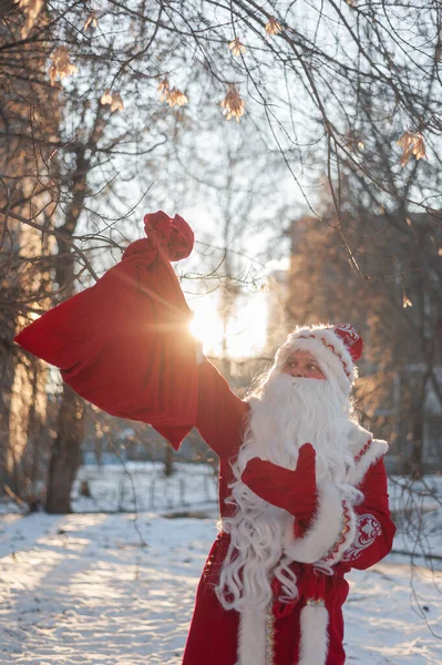 Noel Baba kışın açık havada güneşli bir günde — Stok fotoğraf