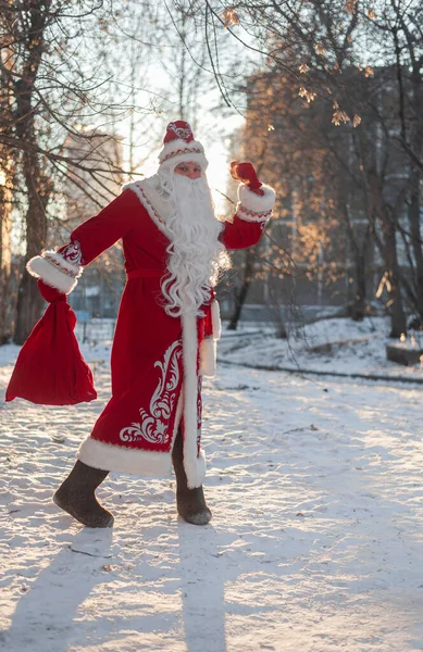 Babbo Natale all'aperto in inverno in una giornata di sole — Foto Stock