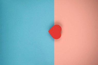 Mavi ve pembe arkaplanda bir kırmızı kalp