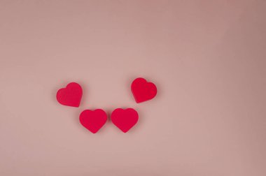 Pembe arka planda dört kırmızı kalp. Yüksek kalite fotoğraf