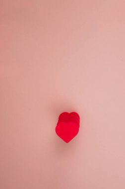 Pembe arka planda dört kırmızı kalp. Yüksek kalite fotoğraf
