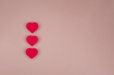  Pembe arka planda üç kırmızı kalp. Yüksek kalite fotoğraf