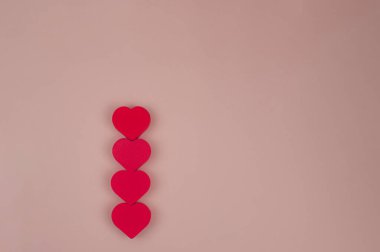 Pembe arka planda dört kırmızı kalp. Yüksek kalite fotoğraf
