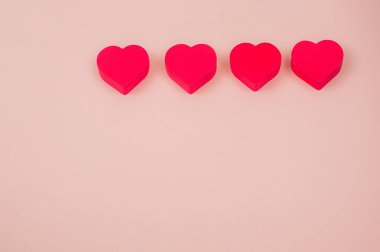Pembe arka planda dört kırmızı kalp. Yüksek kalite fotoğraf