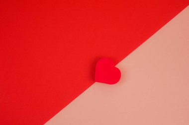 Kırmızı-pembe arka planda bir kırmızı kalp. Yüksek kalite fotoğraf