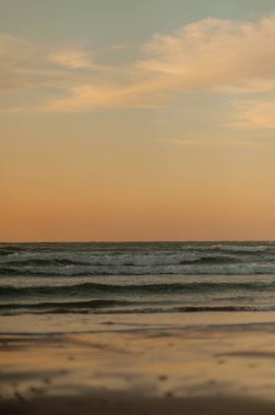 Altın saat boyunca deniz manzarası. Yüksek kalite fotoğraf