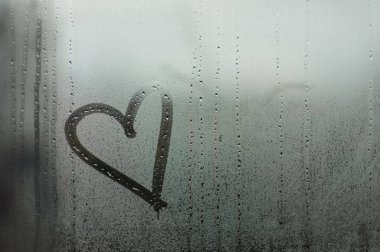 Kalp sisli bir pencereye boyanmış.