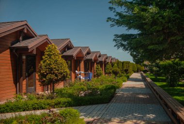 Bir kır otelinin temizlik vagonu bungalovun yakınındadır.