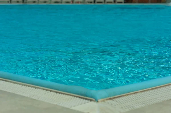 Acqua blu brillante in piscina in una giornata di sole estivo — Foto Stock