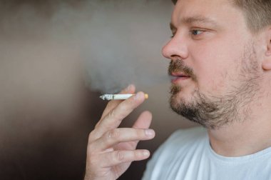 Sigara içen bir adam. Yakından.