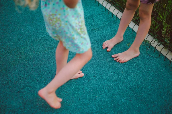 Primo piano dei piedi scalzi per bambini in estate nel parco giochi — Foto Stock