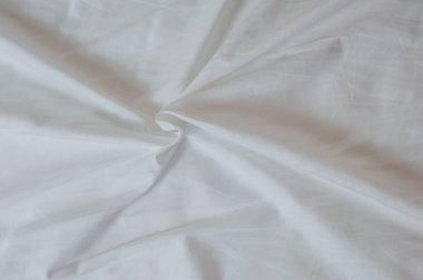 Katlanmış beyaz çarşaf.