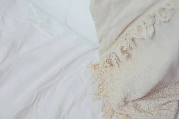 Стопка белых подушек и одеял лежит на кровати на белом полотне сверху, покрытом одеялом — стоковое фото