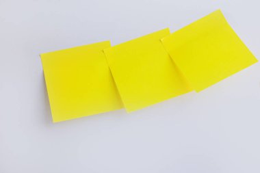 Beyaz arka planda arka arkaya üç sarı etiket