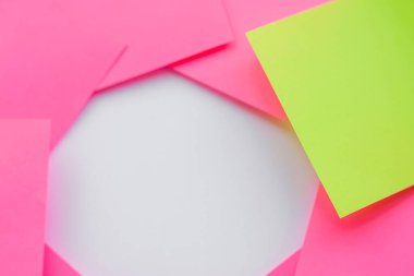Liderlik kavramı, farklılık, bireysellik. Pembe olanlar arasında bir yeşil yapışkan