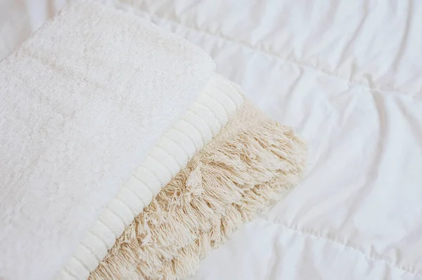 Домашний текстиль. Пачка полотенец лежит на белой кровати. — стоковое фото