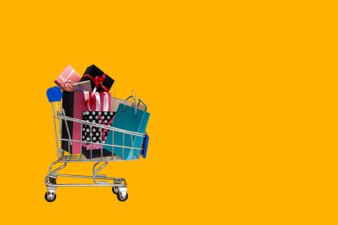 Dizüstü bilgisayarın klavyesindeki tramvayda kutular. Çevrimiçi alışveriş, çevrimiçi alışveriş, tüketicilerin internet üzerinden doğrudan mal satın almalarına olanak sağlayan bir tür elektronik ticarettir..