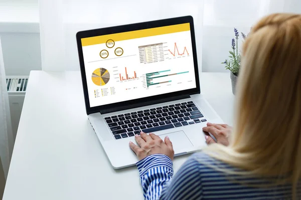 Laptop Tabel Met Grafieken Grafieken Analyse Business Accounting Statistiek Concept — Stockfoto