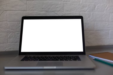 Masada boş ekran olan dizüstü bilgisayar.