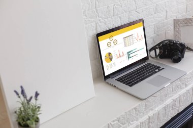 Çizelge ve grafiği gösteren masadaki dizüstü bilgisayar, İş Analizi, İstatistikler Konsepti.