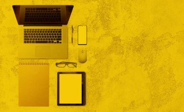 Sarı arkaplanda izole edilmiş modern dizüstü bilgisayarın üst görünümü.