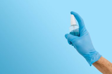 Mavi tek kullanımlık tıbbi eldiven içinde antiseptik jel, hijyen ve hastalık önleme antiviral önlemler 2020 karantinası bulunuyor.