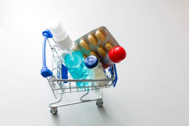 Beyaz arka planda bir sürü hap var..