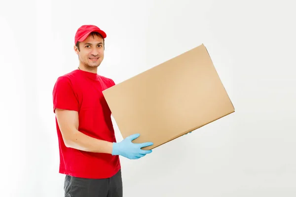 Sonriente Joven Repartidor Sosteniendo Llevando Una Caja Cartón Aislado Fondo — Foto de Stock