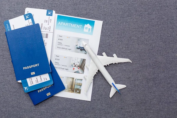 Flygbiljetter Med Pass Modell Flygplan Och Karta Grå Bakgrund — Stockfoto