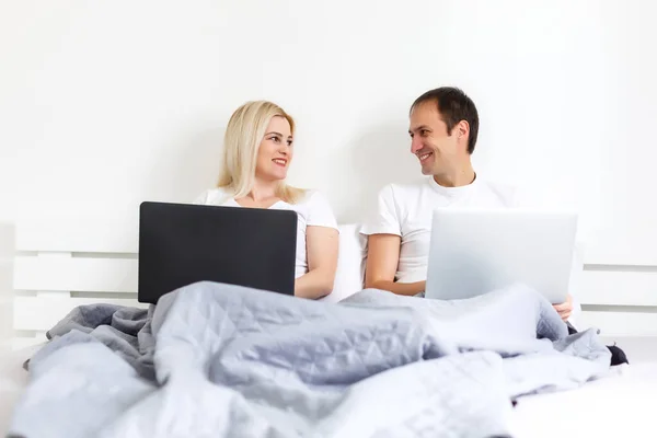 Hombre Mujer Sentados Cama Por Mañana Divirtiéndose Riendo Trabajando Educación — Foto de Stock