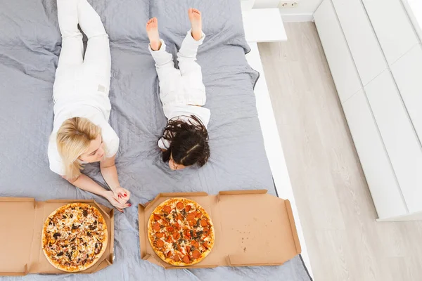 Madre Hija Comiendo Pizza Relajarse Casa — Foto de Stock