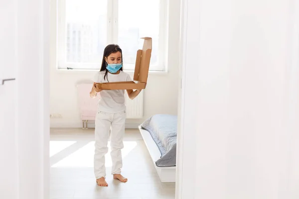 Little Girl Home Quarantine Eating Pizza — Stock Photo, Image