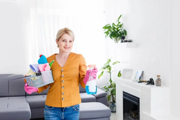 Młoda Kobieta Robi Prace Domowe Sprzątanie — Zdjęcie stockowe