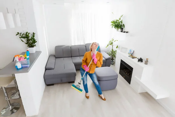 Young Woman Housecleaning Gear Dances Living Room — Stock Photo, Image