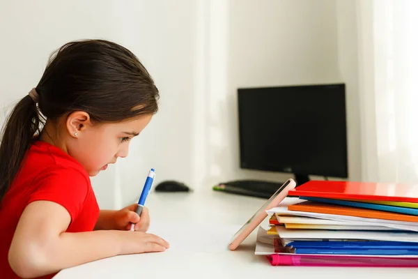 Afstandsonderwijs Online Onderwijs Klein Meisje Schrijft Formules — Stockfoto